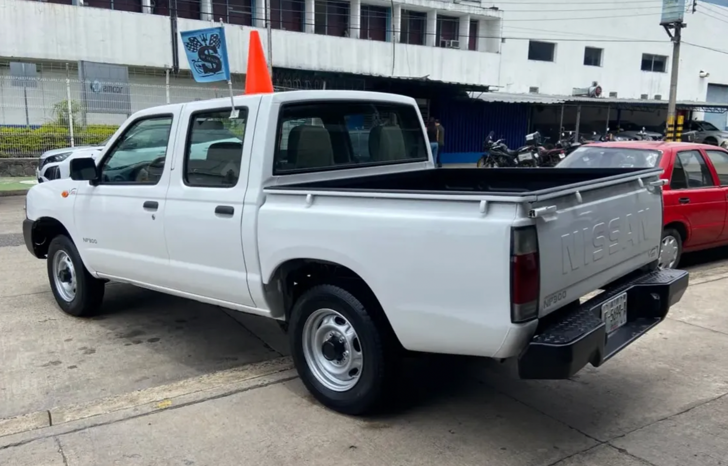 Nissan NP300 Doble cabina 2.4 standar