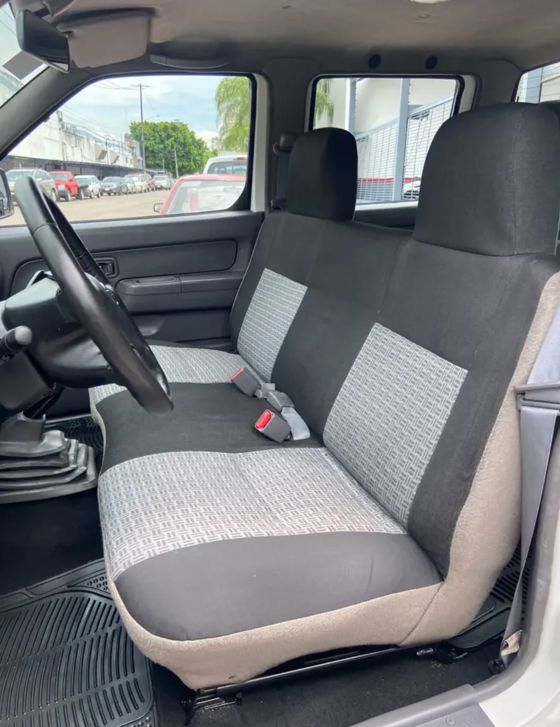 Nissan NP300 Doble cabina 2.4 standar